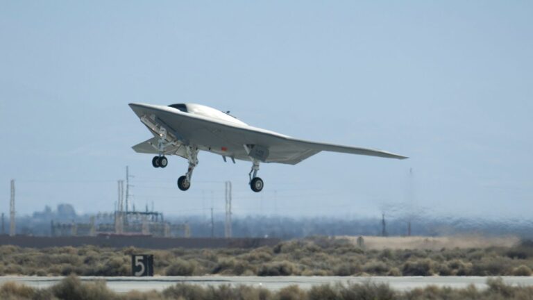 EE. UU. lanzó le primer dron desde un portaaviones