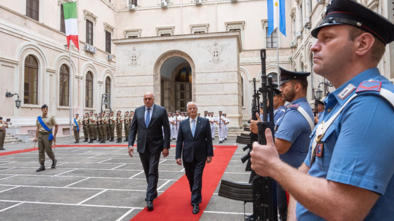 El ministro de Defensa Taiana en Italia: ¿nuevos helicópteros para la Armada Argentina?