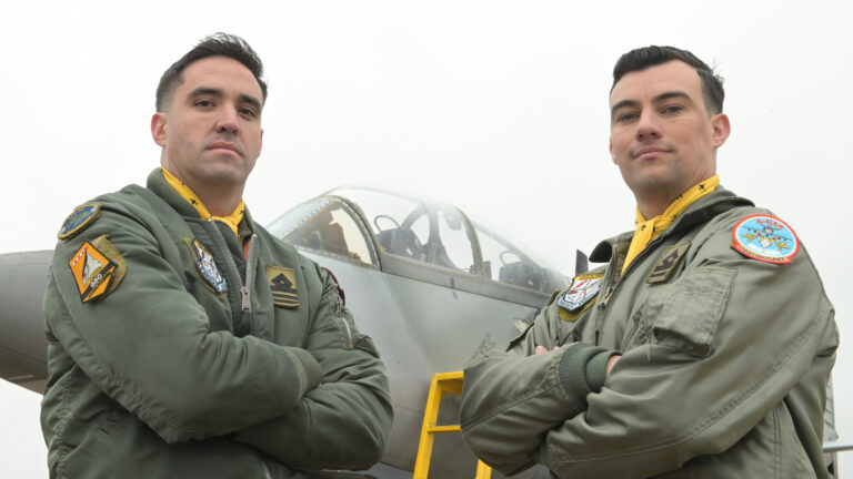 Preparados para el combate: la Fuerza Aérea cuenta con nuevos pilotos para sus A-4AR