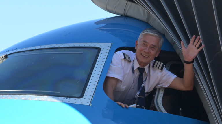 El retiro de un piloto especial: la despedida de Aerolíneas a “Chino” Címbaro, veterano de Malvinas