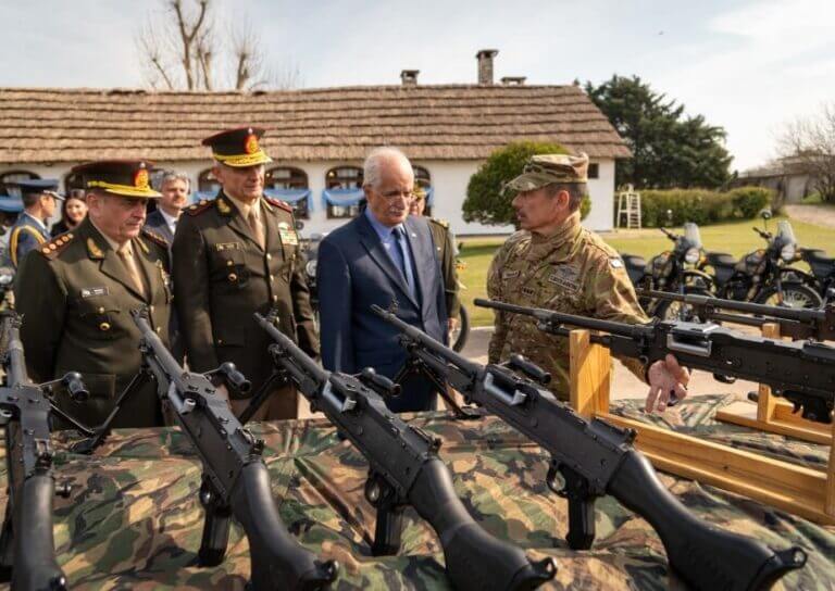El Ejército Argentino recibió ametralladoras, fusiles y más de 300 vehículos