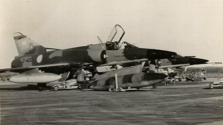 Bautismo de Fuego: ¿Cómo fue la gran hazaña de la Fuerza Aérea en Malvinas en 1982?
