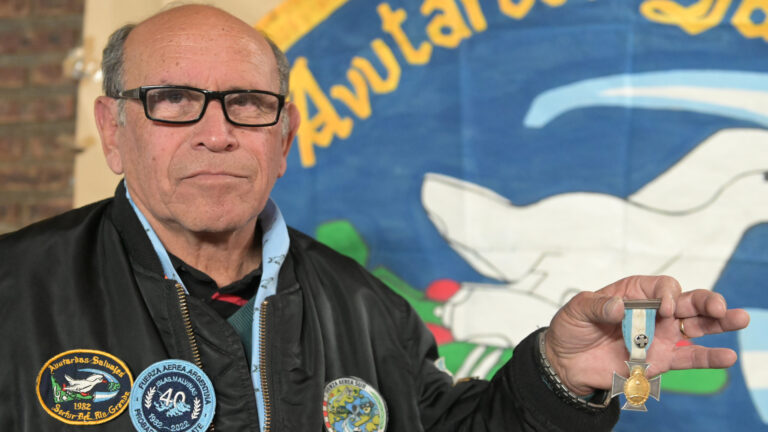 Malvinas, en las manos de Pedro Miranda: entre bombas, segundos contados y la presión de salvar vidas 