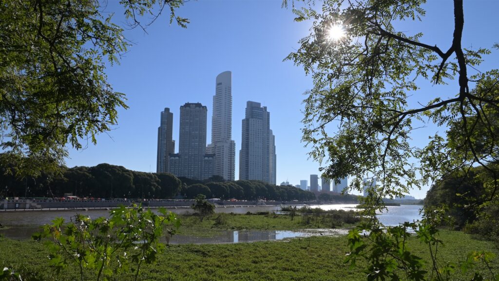 La preservación y ampliación de espacios verdes, ha influido en la arquitectura de Buenos Aires, integrando parques urbanos, jardines verticales y terrazas ajardinadas