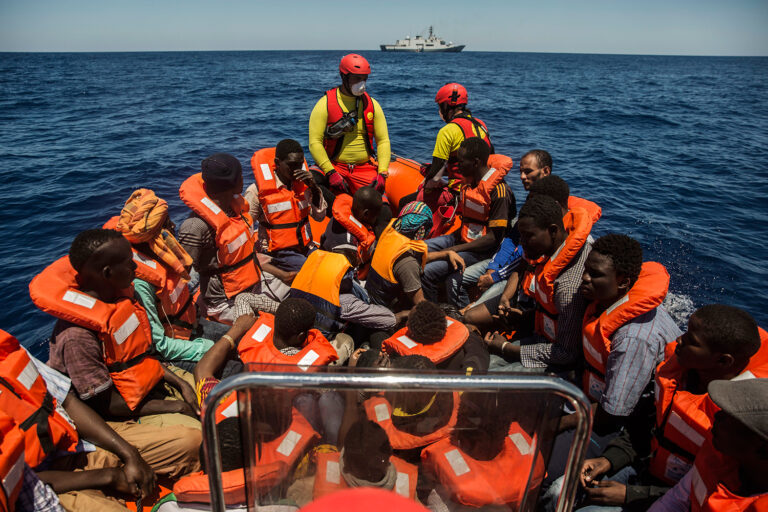 Reino Unido e Italia ensayan un polémico modelo de gestión de las migraciones, cuestionado por la ONU y ONG internacionales