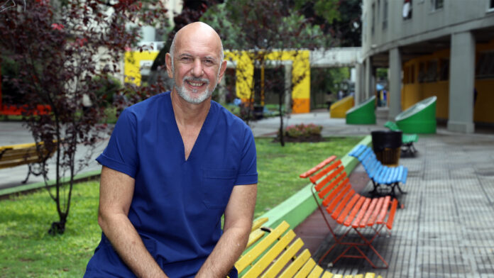 El médico pediatra e infectólogo Rubén Omar Sosa, hace más de 30 años organiza barrileteadas para llamar la atención sobre problemáticas relacionadas con la salud. Foto: Giovanni Sachetto.