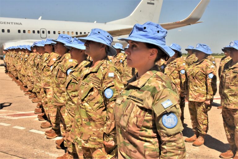 Efectivos militares argentinos partieron rumbo a Chipre: ¿qué papel tienen los cascos azules?