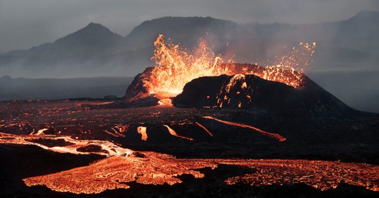 Entre avisos sísmicos y lava: la erupción volcánica que desafía a Islandia