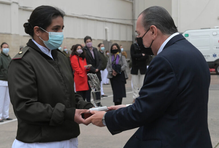 La historia de Carina Ríos, la enfermera del Hospital Militar galardonada por TAEDA
