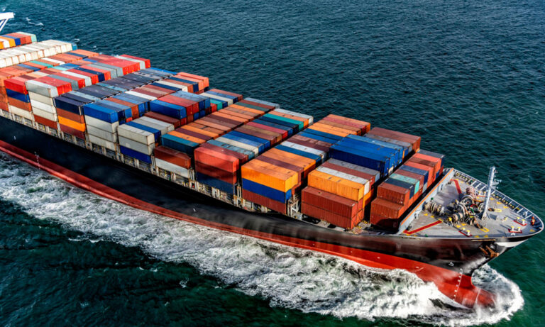 ¿Cómo se reconfigura el comercio marítimo tras los ataques hutíes en el Mar Rojo?