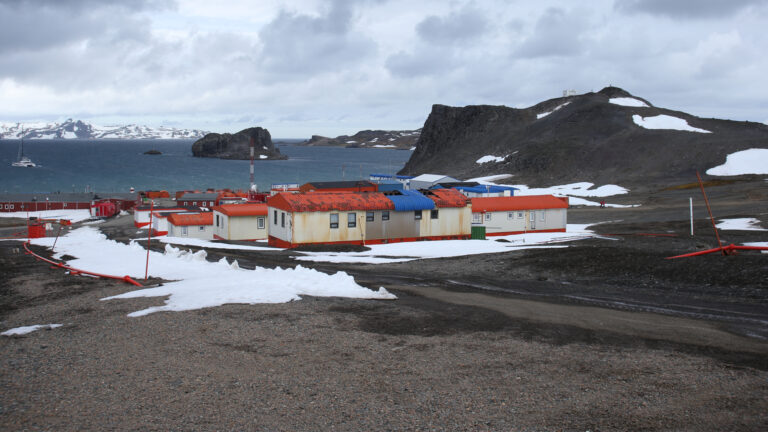 ¿Cuáles fueron las causas de las altas temperaturas en la Antártida?