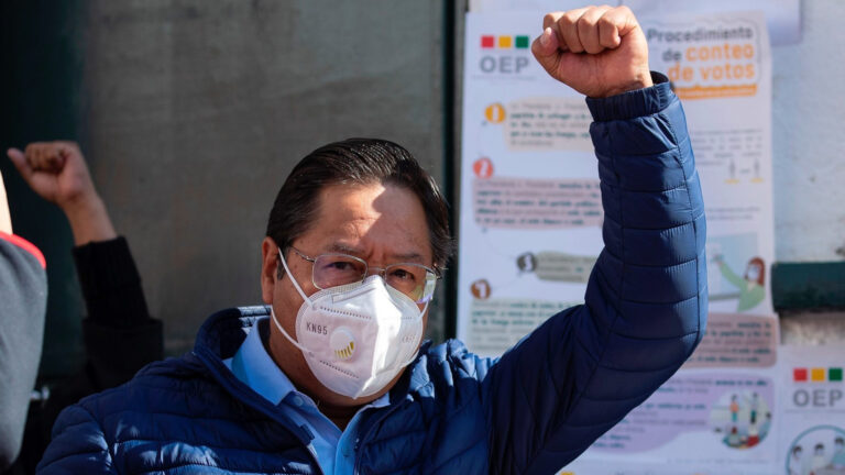 Con Evo asilado en Argentina, Bolivia va a las urnas