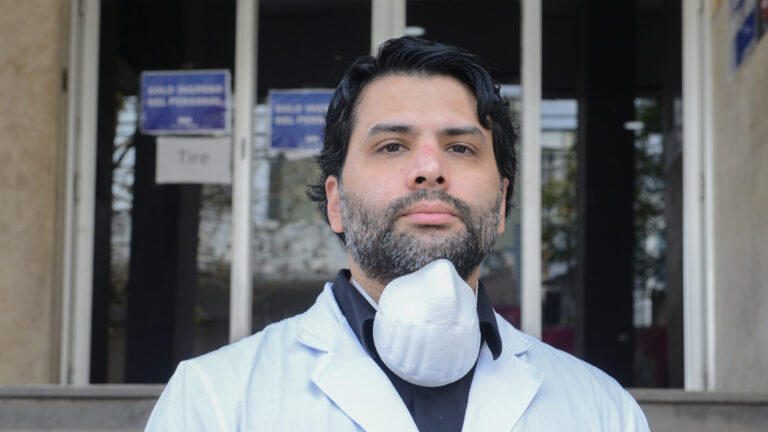 Historias mínimas: mano a mano con el virus