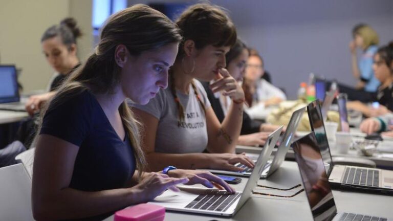 La joven que enseña programación para que haya más mujeres en tecnología
