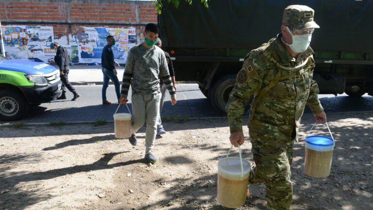 El Ejército argentino y la entrega de comida en los barrios de la Provincia de Buenos Aires