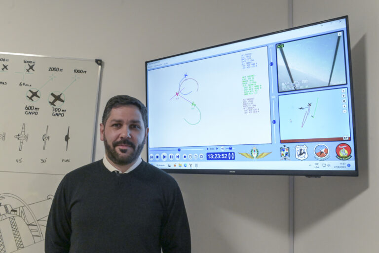 Inspirado por los pilotos de caza: desarrolló un software para analizar el vuelo y los lanzamientos del IA-63 Pampa