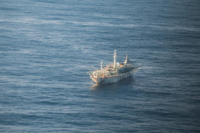 Pesca ilegal: la Armada interceptó con un operativo inédito un buque chino en el Mar Argentino