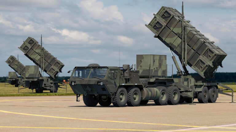 Guerra en Ucrania: ¿cómo funciona el escudo antimisiles Patriot y por qué Rusia lo quiere destruir?