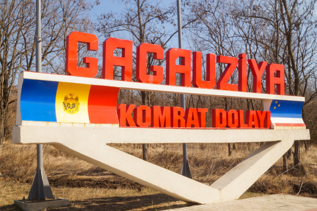 La bandera de Gagauzia, junto a la de Moldavia - Haley Bader
