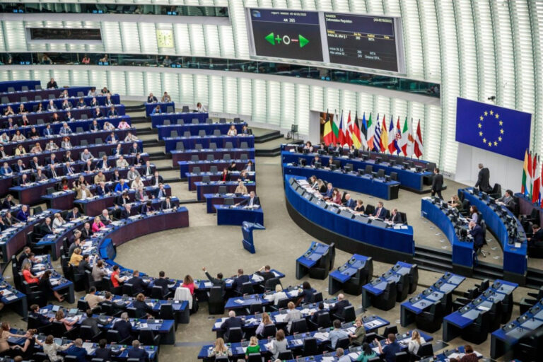El Parlamento Europeo regula la seguridad con la Ley de Inteligencia Artificial: ¿qué pasa en Argentina?
