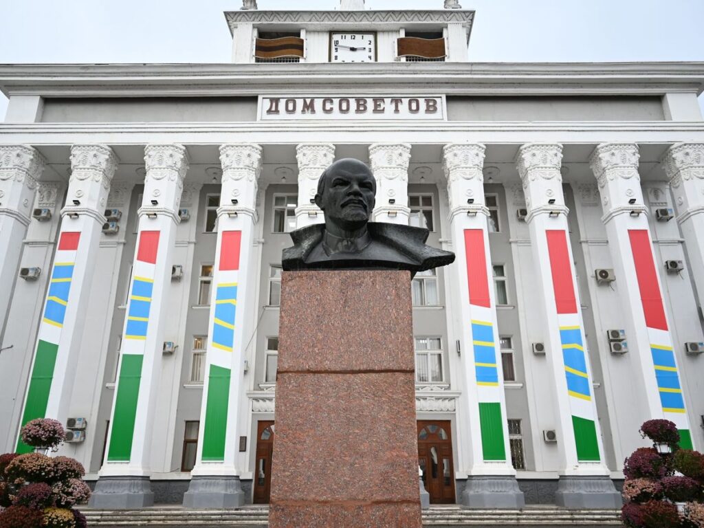 Vista del busto de Lenin en frente de la Casa de los Sóviet en Tiráspol, capital de la autoproclamada República de Transnistria. (EFE)