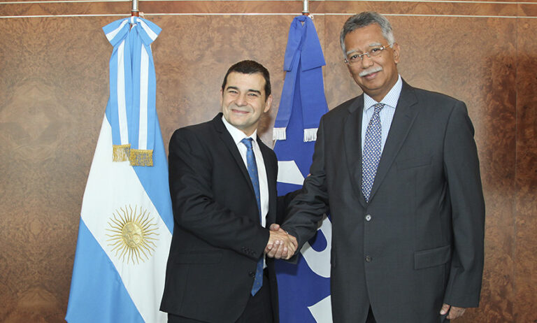 YPF se asociará con Petronas