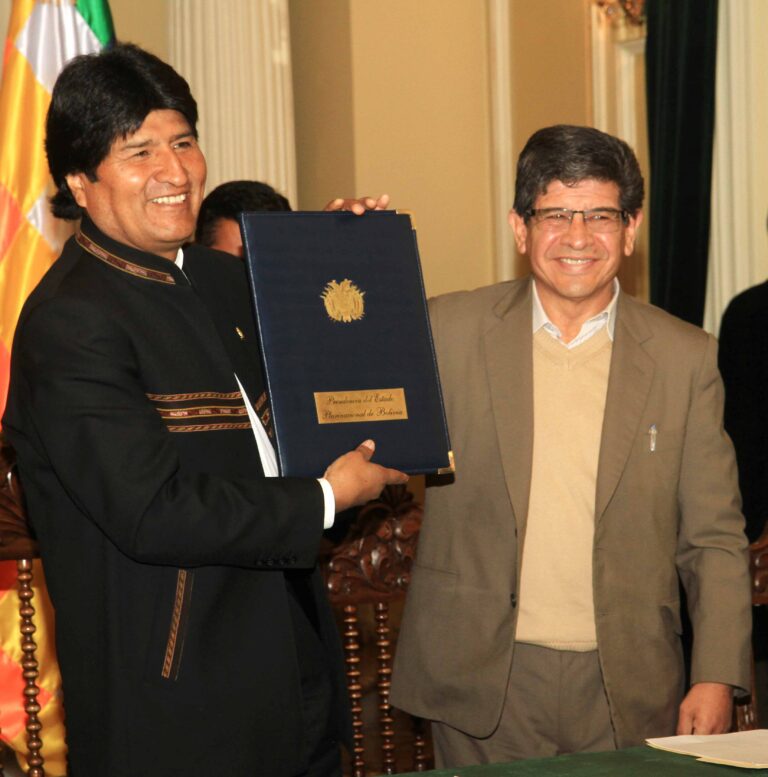 Bolivia: Gazprom y Total firman un contrato de exploración con YPFB