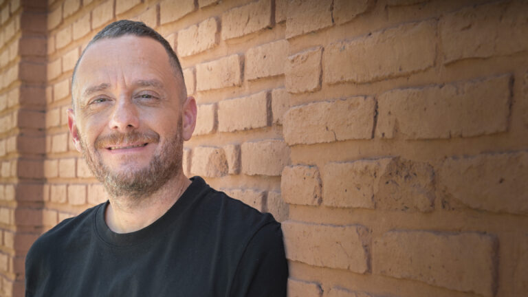 Nicolás Artusi, sobre su último libro: “Habla sobre el vínculo entre dos hombres en los 90’”