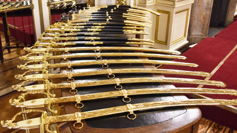 Coronados de gloria: la historia detrás de los sables que usan las autoridades de las Fuerzas Armadas