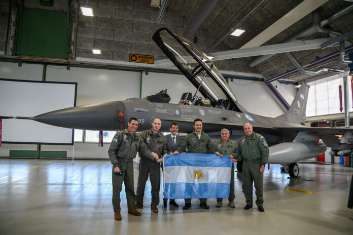 Luis Ptri junto a la comitiva que viajó a Dinamarca para sellar la compra de los F-16