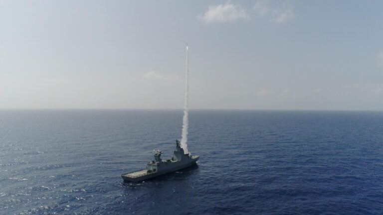 Inspirado en la cúpula de hierro, cómo fue el bautismo de fuego del sistema antimisiles naval israelí C-Dome