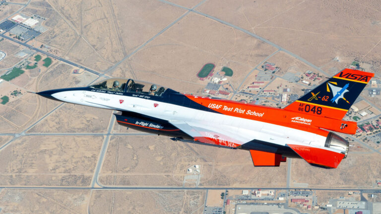 F-16 vs Inteligencia Artificial: cómo fue el combate aéreo de prueba contra la tecnología avanzada