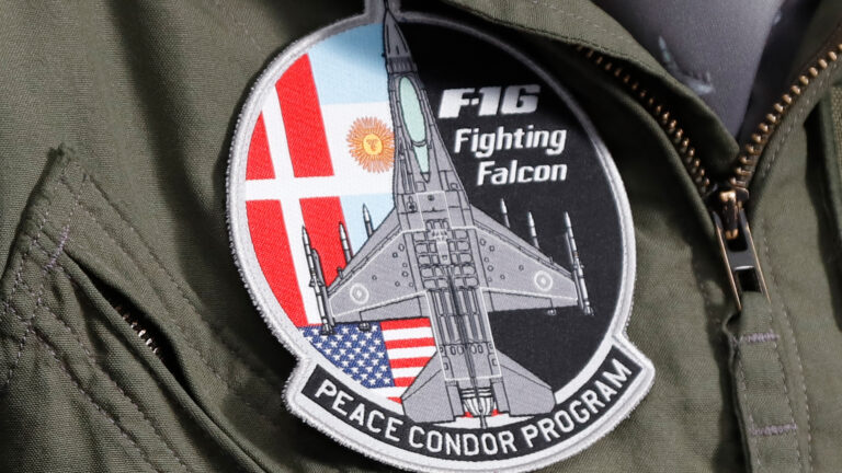 El significado de los parches y pañuelos del Programa F-16 de la Fuerza Aérea Argentina