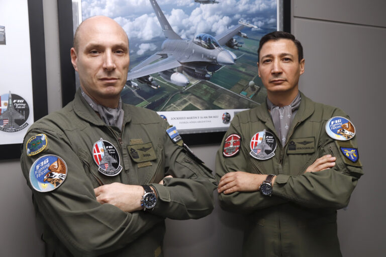 De dibujar aviones a comprar los F-16 para Argentina: la historia de los pilotos militares que cumplieron su sueño