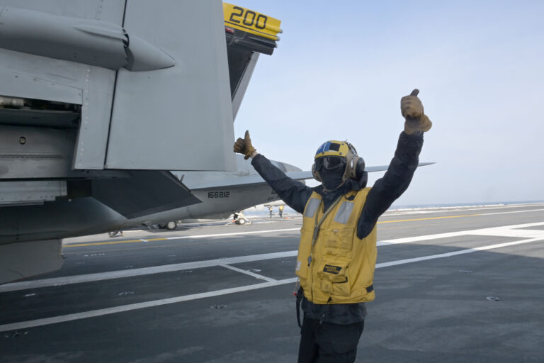 Como en Top Gun: así funciona la cubierta de vuelo del portaaviones USS “George Washington”