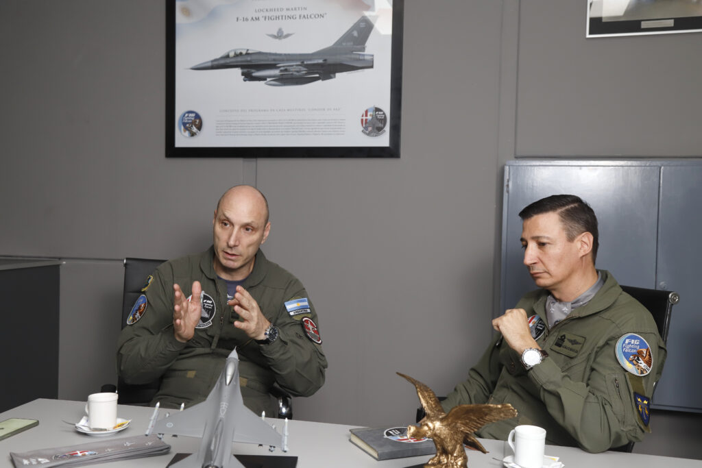 De soñar con aviones a traer los F-16 para Argentina, la historia de dos pilotos militares