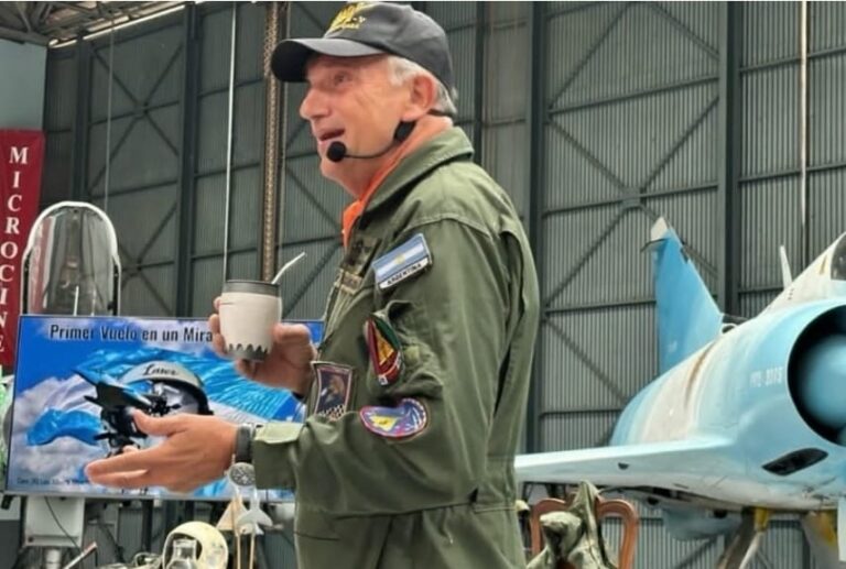 Es influencer aeronáutico, cumplió el sueño de su vida de ser piloto y revela un costado desconocido de los F-16