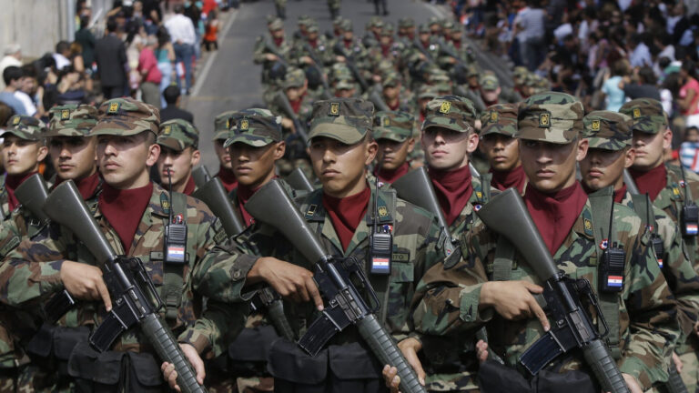 Paraguay da más poder a sus FF.AA.