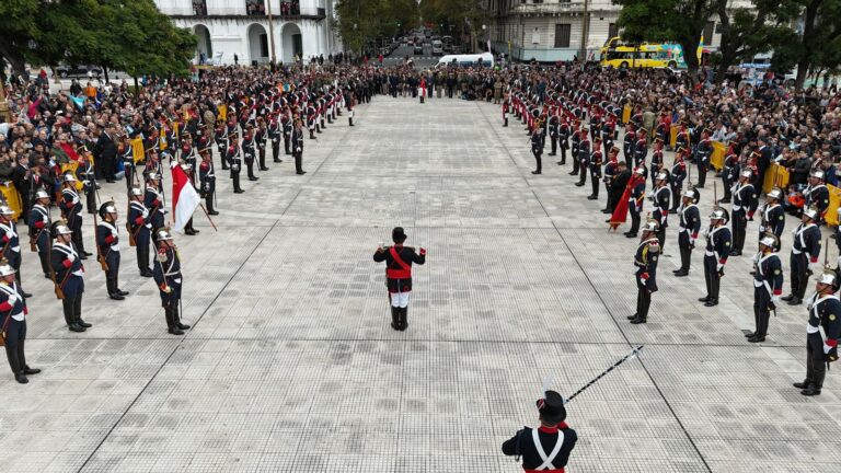 El Ejército Argentino celebró, ante una multitud, el primer relevo de guardia de sus regimientos históricos