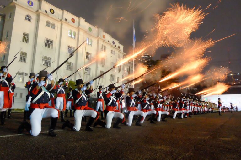 Los regimientos históricos del Ejército Argentino se juntan en Plaza de Mayo para el primer relevo conjunto de guardia