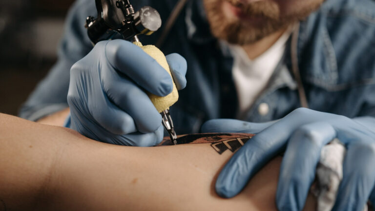 Tatuajes biotecnológicos: el futuro de la Inteligencia Artificial en la piel y su uso