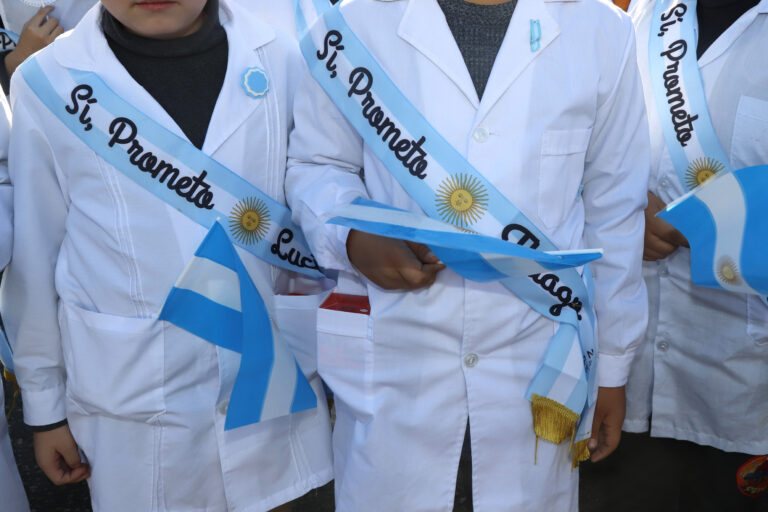 Miles de niños prometieron la Bandera en las unidades del Ejército Argentino