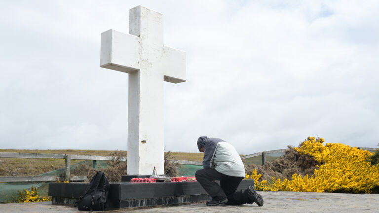 Malvinas: las historias de patriotismo que descansan en el Cementerio de Darwin