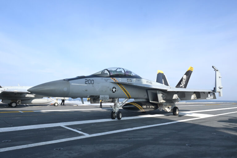 ¿Cuáles son los aviones de combate que operan desde USS “George Washington”?