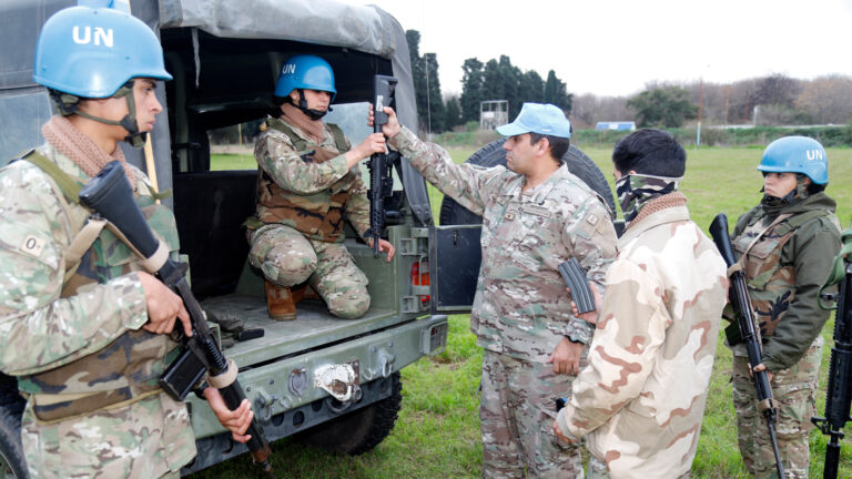 Cascos azules argentinos: ¿cómo es el exigente entrenamiento que reciben quienes luchan por la paz?