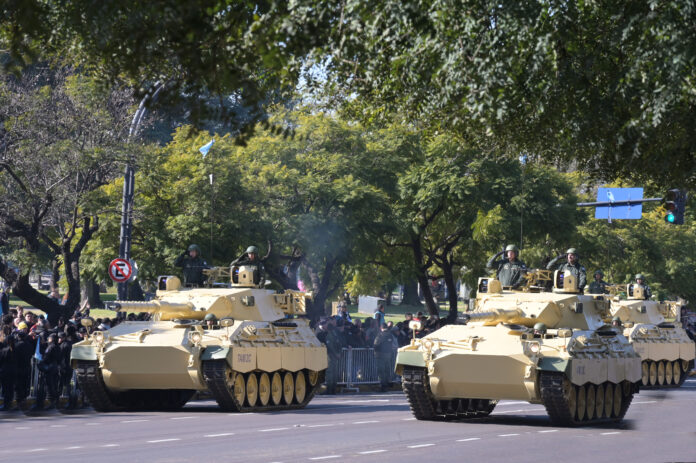 TAM 2C modernizados en el desfile del 9 de julio