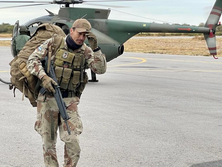 Fuerza Aérea: un capitán falleció tras desenganchar su paracaídas para salvar a su compañero