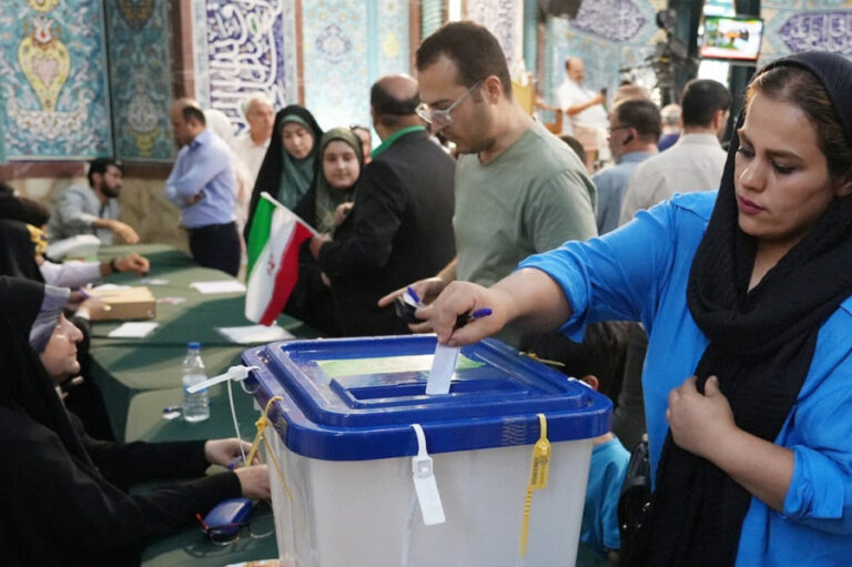 Irán va a las urnas en unas elecciones con baja participación e intervenidas por el líder supremo