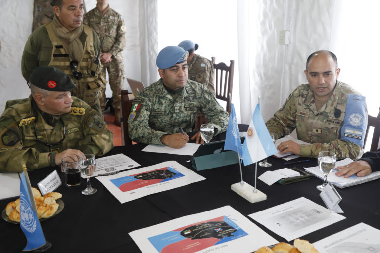 En zonas de conflicto: por qué los cascos azules argentinos se adiestran en técnicas de negociación