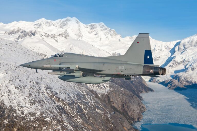 Por qué Chile desplegó sus aviones F-5 tras denunciar una supuesta violación a su espacio aéreo